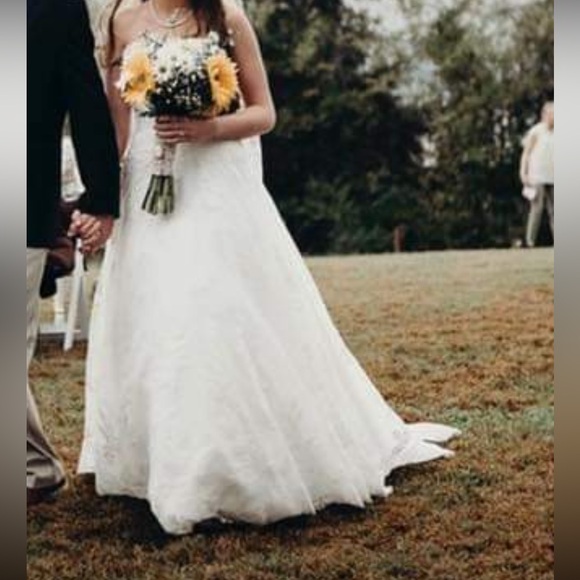 EUC WEDDING DRESS WITH POCKETS - Picture 4 of 9